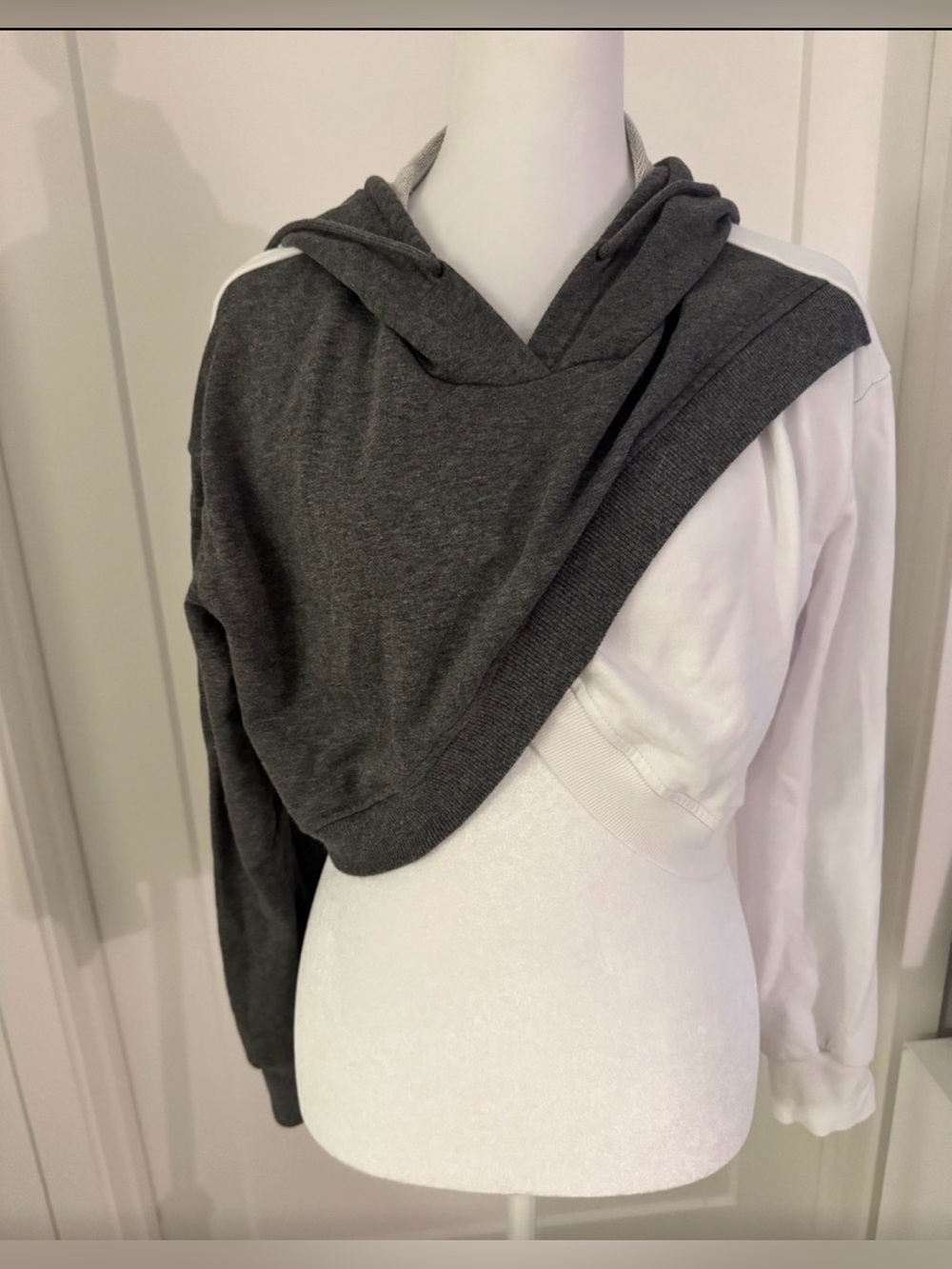 Superdown Anais Asymmetrical Colorblock Cropped Hoodie